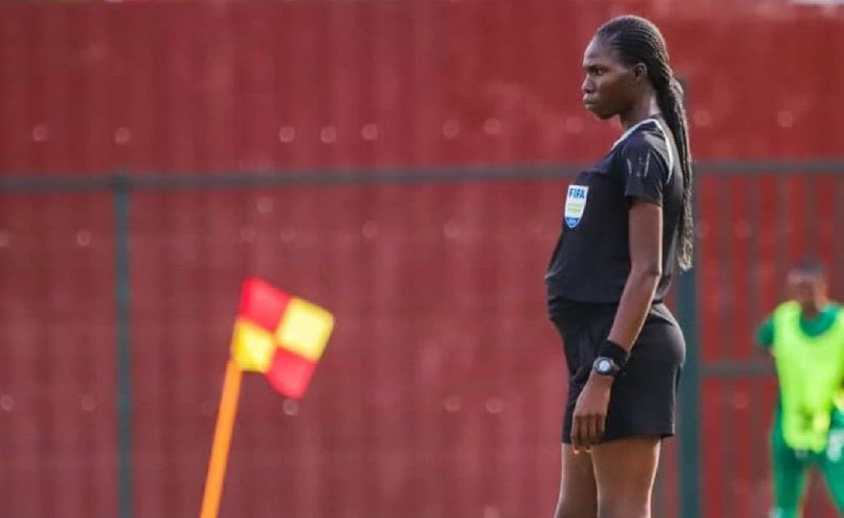 La Camerounaise Adeline Djonreba arbitre un match avec 5 mois de grossesse, les internautes exprime leur colère